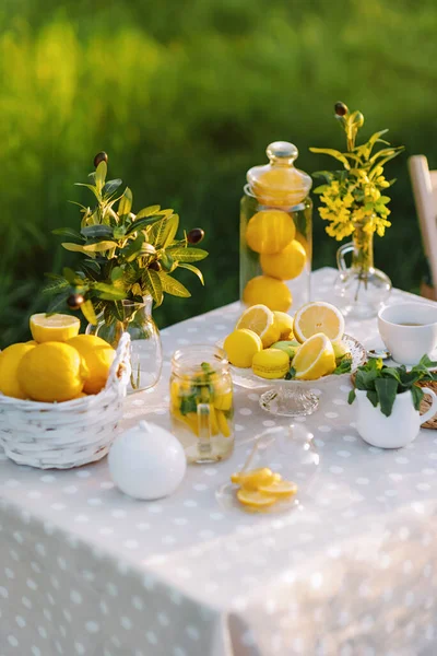 과일 과 노란색 마카롱 이 식탁에 있습니다. 봄 과 여름의 개념. — 스톡 사진