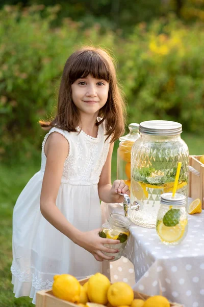 小女孩在公园里卖天然柠檬水. — 图库照片