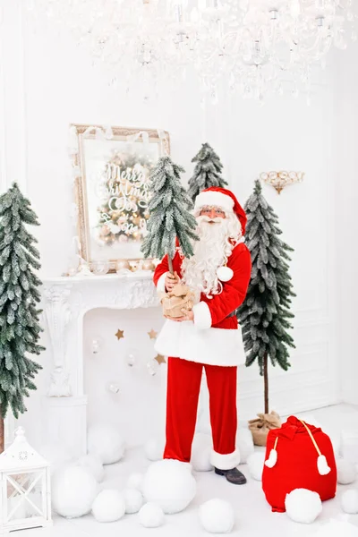 Çocuklara hediyeler taşıyan mutlu Noel Baba — Stok fotoğraf