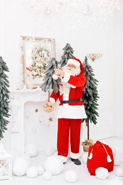 Çocuklara hediyeler taşıyan mutlu Noel Baba — Stok fotoğraf