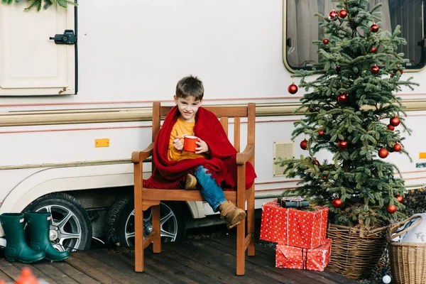 Aile Noel tatili. Yeni yıl tebrik kartı şablonu. Stok Resim