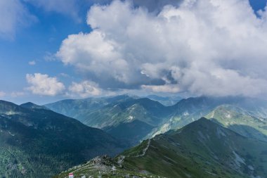 Kayalık dağ manzarası güzel mavi gökyüzü ile. Tatra Milli Parkı, Polonya, Avrupa. Güzellik Dünya.