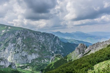 Kayalık dağ manzarası güzel mavi gökyüzü ile. Tatra Milli Parkı, Polonya, Avrupa. Güzellik Dünya.