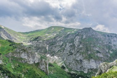 Kayalık dağ manzarası güzel mavi gökyüzü ile. Tatra Milli Parkı, Polonya, Avrupa. Güzellik Dünya.