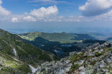 Dağ, göl ve bulutlu gökyüzü Tatra Milli Parkı'nda. Polonya, Avrupa. Güzellik Dünya.