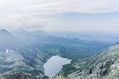 Dağ, göl ve bulutlu gökyüzü Tatra Milli Parkı'nda. Polonya, Avrupa. Güzellik Dünya.