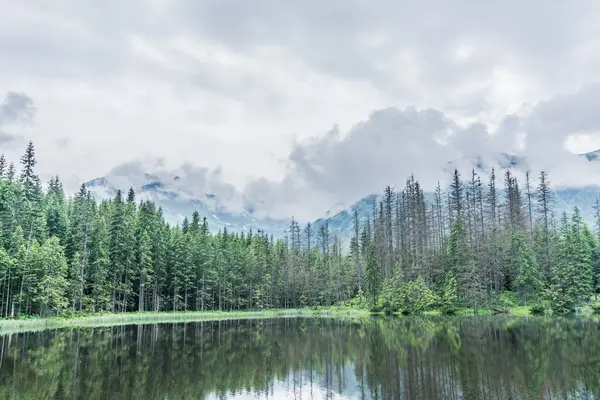 Dağ, göl ve bulutlu gökyüzü Tatra Milli Parkı'nda. Polonya, Avrupa. Güzellik Dünya.