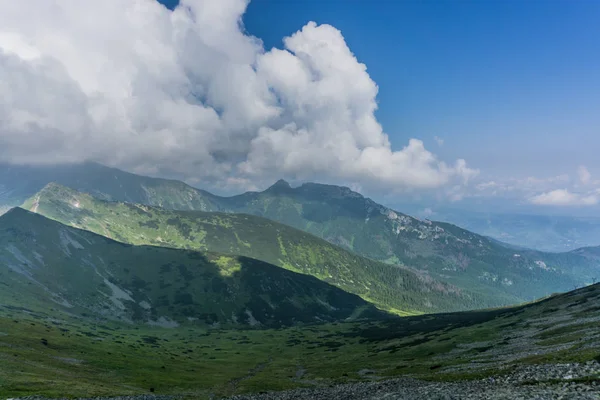 Kayalık dağ manzarası güzel mavi gökyüzü ile. Tatra Milli Parkı, Polonya, Avrupa. Güzellik Dünya.