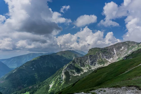 Paisagem Montanhosa Rochosa Com Céu Azul Bonito Parque Nacional Tatra — Fotografia de Stock