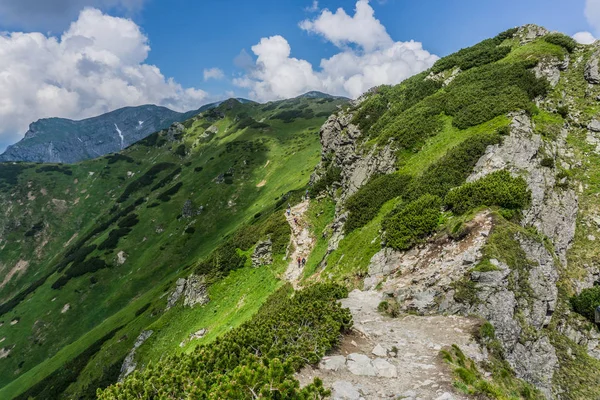 Skalista Góra Krajobraz Piękne Błękitne Niebo Tatrzański Park Narodowy Polska — Zdjęcie stockowe