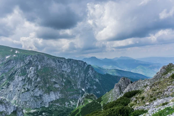 Kayalık dağ manzarası güzel mavi gökyüzü ile. Tatra Milli Parkı, Polonya, Avrupa. Güzellik Dünya.