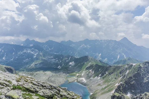 Dağ, göl ve bulutlu gökyüzü Tatra Milli Parkı'nda. Polonya, Avrupa. Güzellik Dünya.
