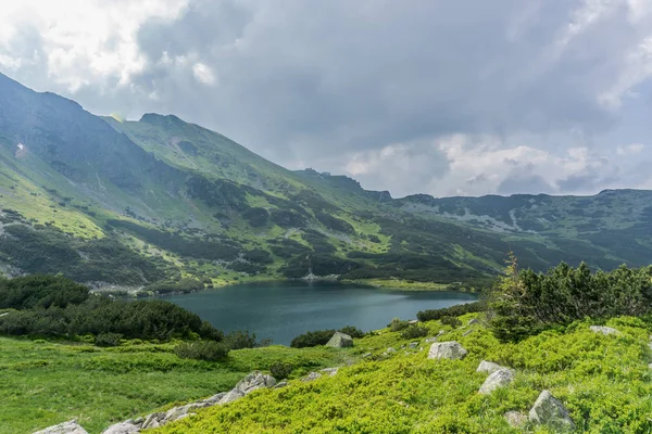 Dağ, göl ve bulutlu gökyüzü Tatra Milli Parkı'nda. Polonya, Avrupa. Güzellik Dünya.