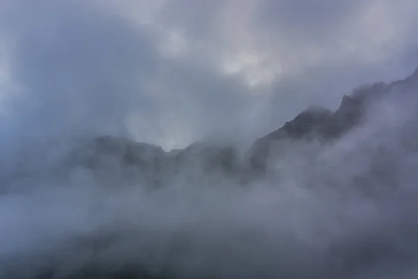 Sisli Tatra Dağları'nın harika bir manzara. Tatra Milli Parkı. Polonya, Avrupa. Dramatik sahne. Güzellik Dünya.