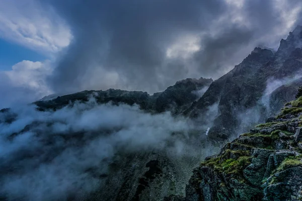 Paisagem Montanhosa Rochosa Com Céu Azul Bonito Parque Nacional Tatra — Fotografia de Stock