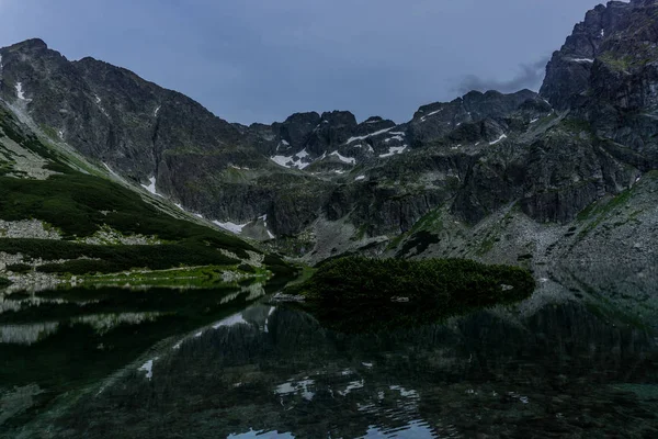 Góry Jeziora Pochmurnego Nieba Tatrzańskim Parku Narodowym Polska Europa Piękno — Zdjęcie stockowe
