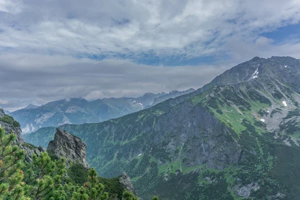 Paisagem Montanhosa Rochosa Com Céu Azul Bonito Parque Nacional Tatra — Fotografia de Stock