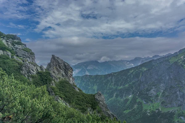 Kayalık dağ manzarası güzel mavi gökyüzü ile. Tatra Milli Parkı, Polonya, Avrupa. Güzellik Dünya.