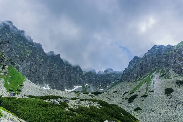 Skalista Góra Krajobraz Piękne Błękitne Niebo Tatrzański Park Narodowy Polska — Zdjęcie stockowe