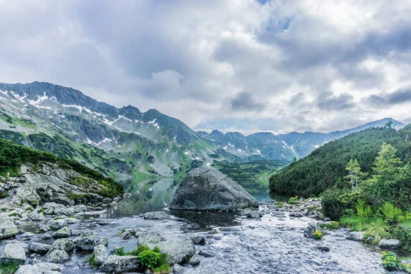 Βουνό Λίμνη Και Συννεφιασμένο Ουρανό Εθνικού Πάρκου Τάτρα Πολωνία Ευρώπη — Φωτογραφία Αρχείου