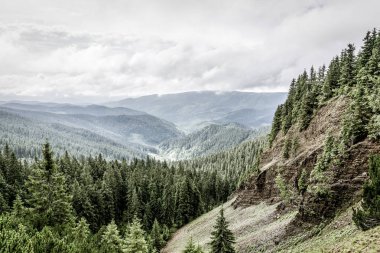 Bulutlar ile Vadisi'nin güzel bir manzara. Güzellik doğa.