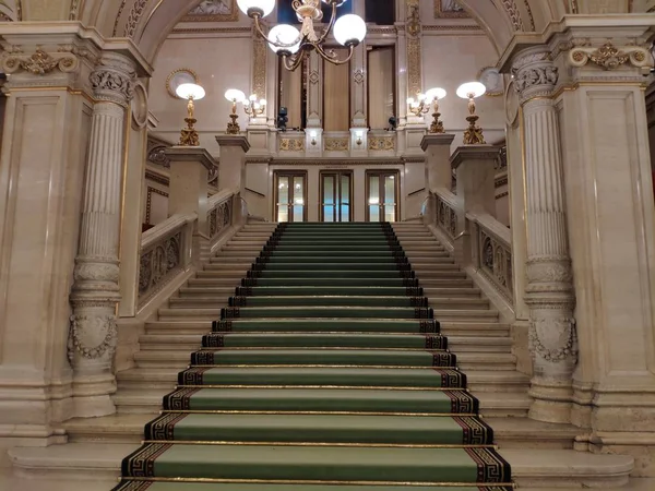 Vienna, Avusturya - Şubat 2019: İç Viyana Devlet Opera Binası