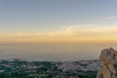Girne/Girne, Kuzey Kıbrıs Türk Cumhuriyeti - 3 Şubat 2019: St. Hilarion Kales Girne görünümü şehirden.