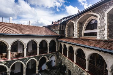 Troodos, Baf bölgesi/Güney Kıbrıs - 3 Şubat 2019: Kikkos Manastırı (Kutsal Manastırı Kikkos Virgin görünümünü).