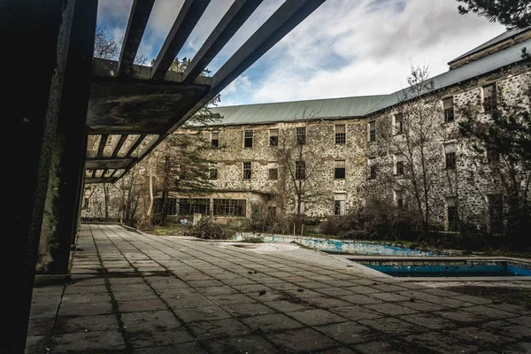 Prodromos, Troodos/Kıbrıs - Şubat 2019: Terk edilmiş otel Berengaria.