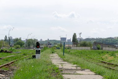 Demiryolunda kırmızı semafor sinyali var..
