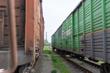 Tren şehir, mavi gökyüzü ve bulutlar ile güneşli bir gün üzerinden bir demiryolu geçer. Kiev, Ukrayna.