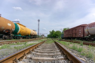 Tren şehir, mavi gökyüzü ve bulutlar ile güneşli bir gün üzerinden bir demiryolu geçer. Kiev, Ukrayna.