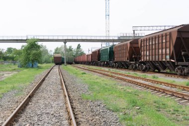 Tren şehir, mavi gökyüzü ve bulutlar ile güneşli bir gün üzerinden bir demiryolu geçer. Kiev, Ukrayna.