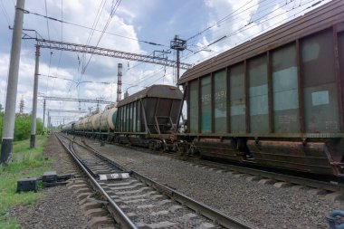 Tren şehir, mavi gökyüzü ve bulutlar ile güneşli bir gün üzerinden bir demiryolu geçer. Kiev, Ukrayna.