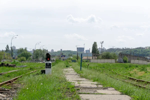 Demiryolunda kırmızı semafor sinyali var..