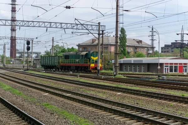 Treno Passa Una Ferrovia Attraverso Città Giornata Sole Con Cielo — Foto Stock