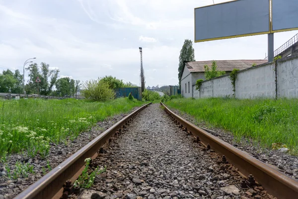 Ferrocarril Pasa Por Ciudad Día Soleado Con Cielo Azul Nubes — Foto de Stock