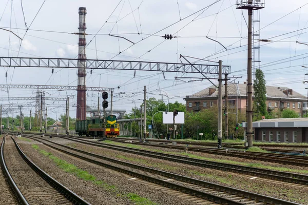 Treno Passa Una Ferrovia Attraverso Città Giornata Sole Con Cielo — Foto Stock