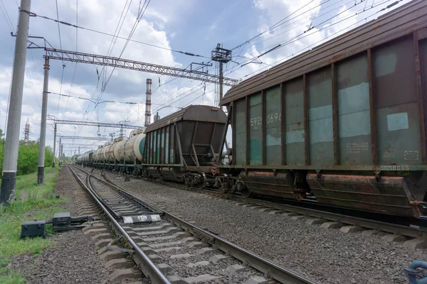 Treno Passa Una Ferrovia Attraverso Città Giornata Sole Con Cielo — Foto Stock