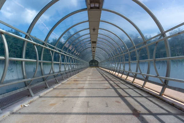 Mavi tünelin içinde. Kiev yakınlarında seyahat eden soyut sahne