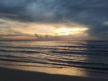 Hua Hin şehir, Tayland plajdan güzel gündoğumu