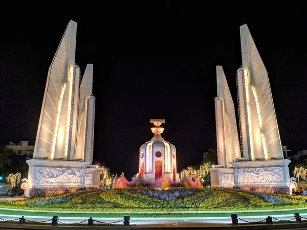 Bangkok Thajsko Červen 2019 Noční Pohled Památník Demokracie Květinami Bangkoku — Stock fotografie