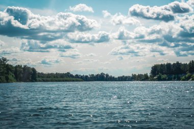 Kanolarda yüzmek. Arka planlarda güzel bulutlar ile birlikte Desna nehri üzerinde kano arka görünümü