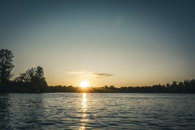 Kanolarda yüzmek. Arka planlarda güzel bulutlar ile Desna nehri üzerinde kano arka görünümü