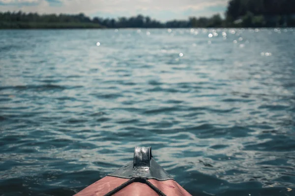 在皮划艇上游泳 德斯纳河上皮划艇的后视图 背景中美丽的云彩 — 图库照片
