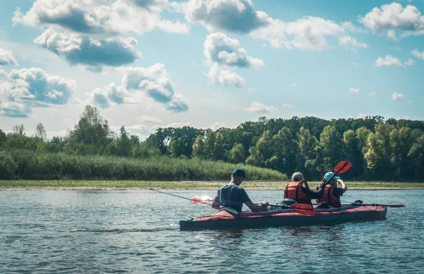 乌克兰 2019年9月14日 皮划艇游泳 年轻人在湖上划皮划艇的后视图与美丽的自然背景 — 图库照片
