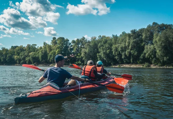 乌克兰 2019年9月14日 皮划艇游泳 年轻人在湖上划皮划艇的后视图与美丽的自然背景 — 图库照片