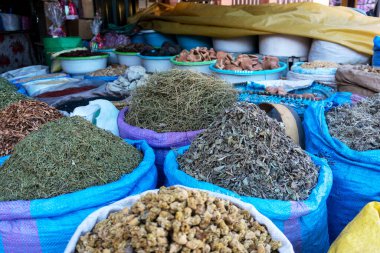 Ouarzazat, Fas - 11 Mart 2020: Ouarzazat 'taki bir Fas pazarından baharatlar ve bitkiler