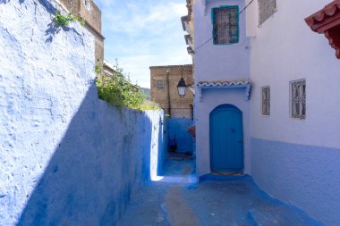Chefchaouen, Fas - 3 Mart 2020: Fas, Kuzey Afrika 'daki Chefchaouen şehrinin güzel mavi medina' sı