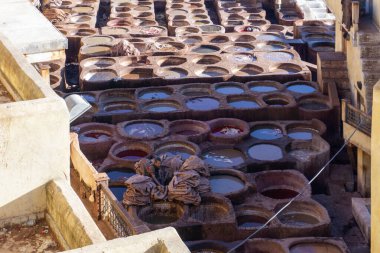 FES, MOROCCO, 5 Mart 2020: Fes 'in tabakhanelerinde insanların çok sıkı çalışmaları, ham derinin doğal renklerle boyandığı.